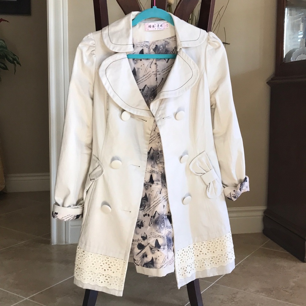 Cute coat with buttons and bow pockets